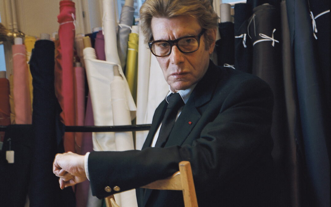 Yves Saint Laurent dans son studio