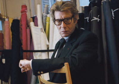 Yves Saint Laurent dans son studio